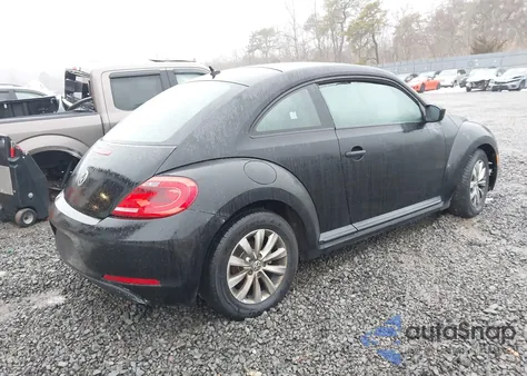 2015 Volkswagen Beetle 1.8T Fleet Edition z USA, uszkodzony, nr VIN 3VWF17AT6FM645215